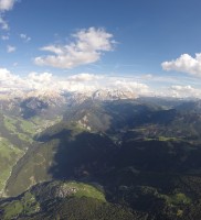 21: Beim Treffen dieser folgenschweren Entscheidung war der Plan die Abschattung am Beginn des Ega-Tals einfach zu überfliegen & hinten wieder thermisch anzudocken. Aber der schwarze Schatten schob sich unbarmherzig weiter nach links & stellte die Thermik ab