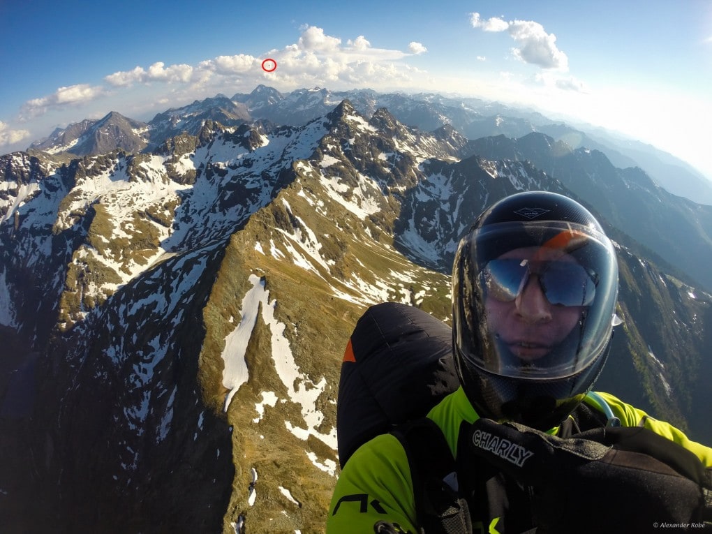 65: David Lankmayer (im Hintergrund) flog den Hauptkamm-Schenkel immer gut mit und hatte mich am schwächelnden Höchstein endgültig eingeholt. Er kurbelte dort noch, während ich in der Hoffnung auf bessere Thermik weiterflog...