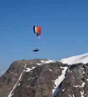 27e: ein schöner Schirm in der Abendsonne vor den Gletscherabbrüchen :-)  (Foto: Bernhard Peßl)