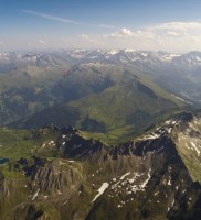 25: gewaltige Kulisse Richtung Alpenhauptkamm: links das Gasteiner und rechts das Rauriser Tal – dabei in Gesellschaft der beiden Mentoren; links: Lobbi und rechts unten Lowrider Berni