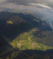 Mi_26: Doch just bei meinem Versuch weiter Richtung Ost zu fliegen, um die Querung gegen den O-Wind nach Lüsen diesmal effizienter zu gestalten, schattete der Zielbereich großflächig ab – nur Manu traute sich ins Schwarz und kam irgendwie doch noch halbwegs gut dort weg – Inländer-Bonus, scheint’s ;-)
