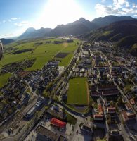 24: Landeanflug über den Fußballplatz